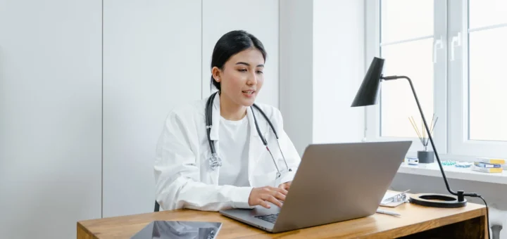 快篩陽性怎麼辦? 視訊診療指定院所與視訊看診 APP 幫您評估確認